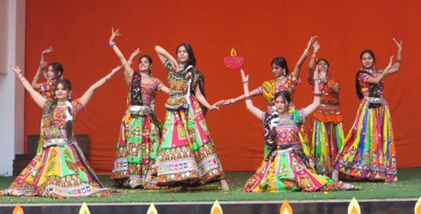 फिरोजाबाद: शिक्षण संस्थानों में धूमधाम से मनाई गई दीपावली