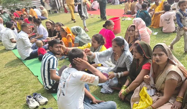 फिरोजाबाद: जिला कारागार पहुंचकर बहिनों ने किया भाईयों का टीका