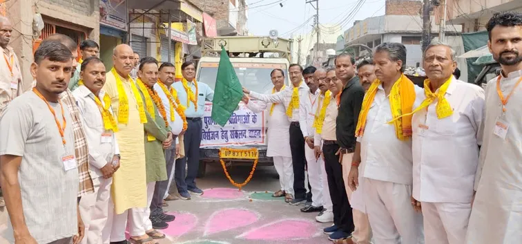 फिरोजाबाद: पुरानी देव प्रतिमाओं को एकत्रित कर, किया विसर्जन