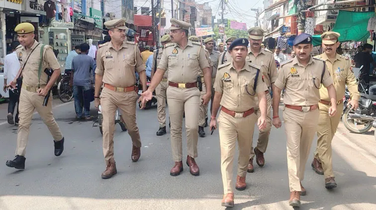 फिरोजाबाद: एसएसपी ने पुलिस बल के साथ पैदत गश्त कर लोगों को कराया सुरक्षा का एहसास
