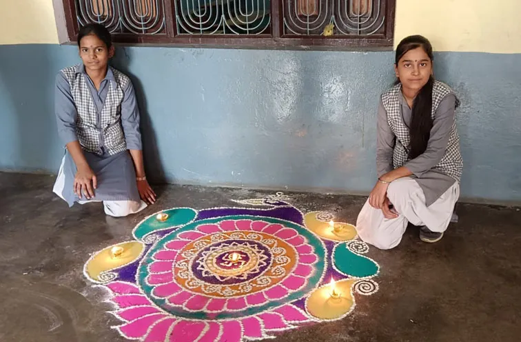 फिरोजाबाद: शिक्षण संस्थानों में धूमधाम से मनाई गई दीपावली