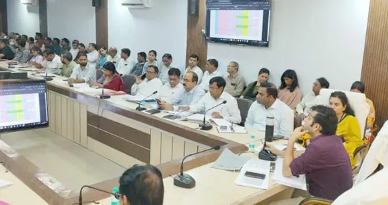 फिरोजाबाद: कर करेत्तर की बैठक में राजस्व बसूली की हुई समीक्षा