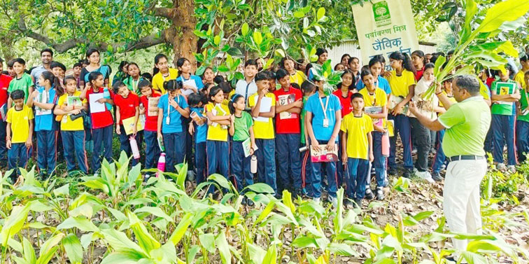 शिकोहाबाद: सेठ एम. आर. जयपुरिया के बच्चो ने पर्यावरण परिसर मे वन दर्शन किये
