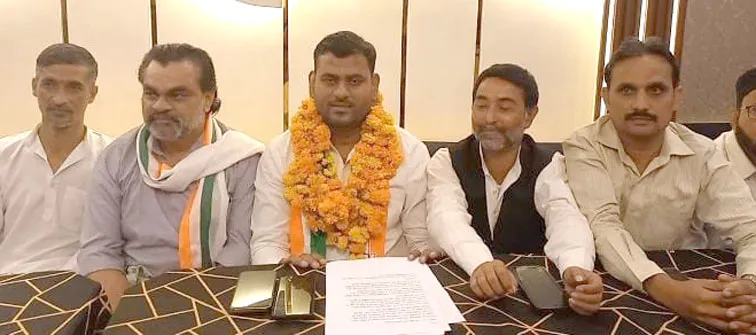 फिरोजाबाद: सपा युवजन सभा के जिलाध्यक्ष मोहित राठौर ने थामा कांग्रेस का हाथ
