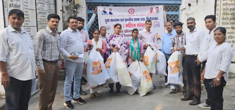 फिरोजाबाद: युवा मंडल दलों को खेलकूद सामिग्री का किया वितरण
