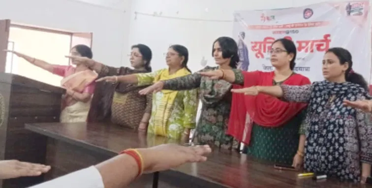 फिरोजाबाद: छात्राओं को एक भारत, आत्मनिर्भर भारत की दिलाई शपथ 