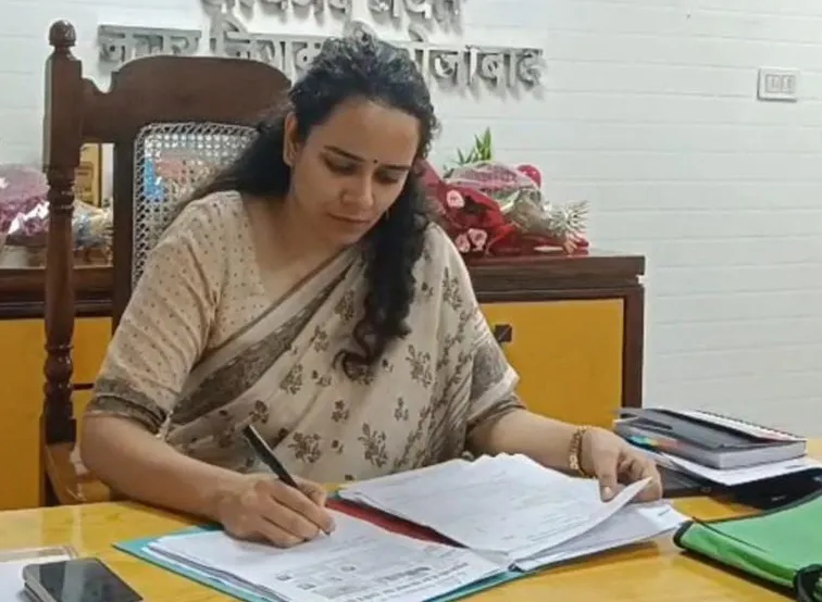 फिरोजाबाद: नवागत नगर आयुक्त गुंजन द्विवेदी ने कार्यभार किया ग्रहण