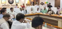 फिरोजाबाद: सरकार की योजनाओं को समाज के अंतिम व्यक्ति तक पहुंचाने का कार्य करें अधिकारी-योगेंद्र उपाध्याय