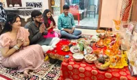 फिरोजाबाद: कारखानों, प्रतिष्ठानों और घरों में विधि विधान से हुआ लक्ष्मी पूजन