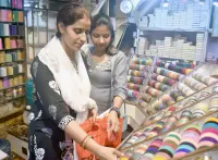 फिरोजाबाद: करवाचौथ की पूर्व संध्या पर महिलाओं और युवतियों ने की जमकर खरीददारी