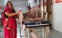 फिरोजाबाद: मेडिकल कॉलेज में बीमार पति को स्ट्रेचर खींचकर खुद ले जाती बुजुर्ग महिला, वीडियो आया सामने