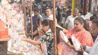 फिरोजाबाद: दीपावली की पूर्व संध्या पर बाजरों में उमड़ी ग्राहकों की भीड़, जमकर हुई खरीददारी