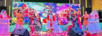 फिरोजाबाद: राधाकृष्ण के भजनो पर झूम लोग, फूलो की होली ने मोहा मन