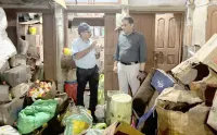 फिरोजाबाद: खाद्य विभाग ने थोक विक्रेता के यहॉ से पकड़ा मिलावटी तेल, नमून लिए