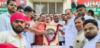 फिरोजाबाद: सपा ने मनाई लोकनायक जयप्रकाश नारायण की जयंती