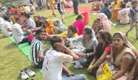 फिरोजाबाद: जिला कारागार पहुंचकर बहिनों ने किया भाईयों का टीका