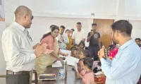 फिरोजाबाद: महिला आयोग की सदस्या ने गर्भवती महिलाओं की गोदभराई कर फल बांटे