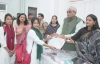फिरोजाबाद: वृहद पिंक जॉब फेयर में जनप्रतिनिधियों ने छात्राओं को विविध कंपनियों के ऑफर लेटर किये प्रदान