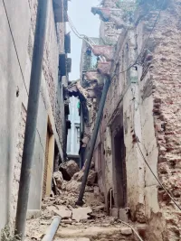 फिरोजाबाद: जर्जर इमारत भरभराकर गिरी, दुकानदारों में मचा हड़कंप