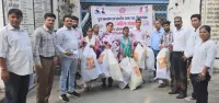 फिरोजाबाद: युवा मंडल दलों को खेलकूद सामिग्री का किया वितरण