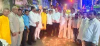 फिरोजाबाद: स्वामी विवेकानंद की प्रतिमा के समक्ष व्यापारियो ंने 1100 दीपक जलाकर मनाई दीपावली