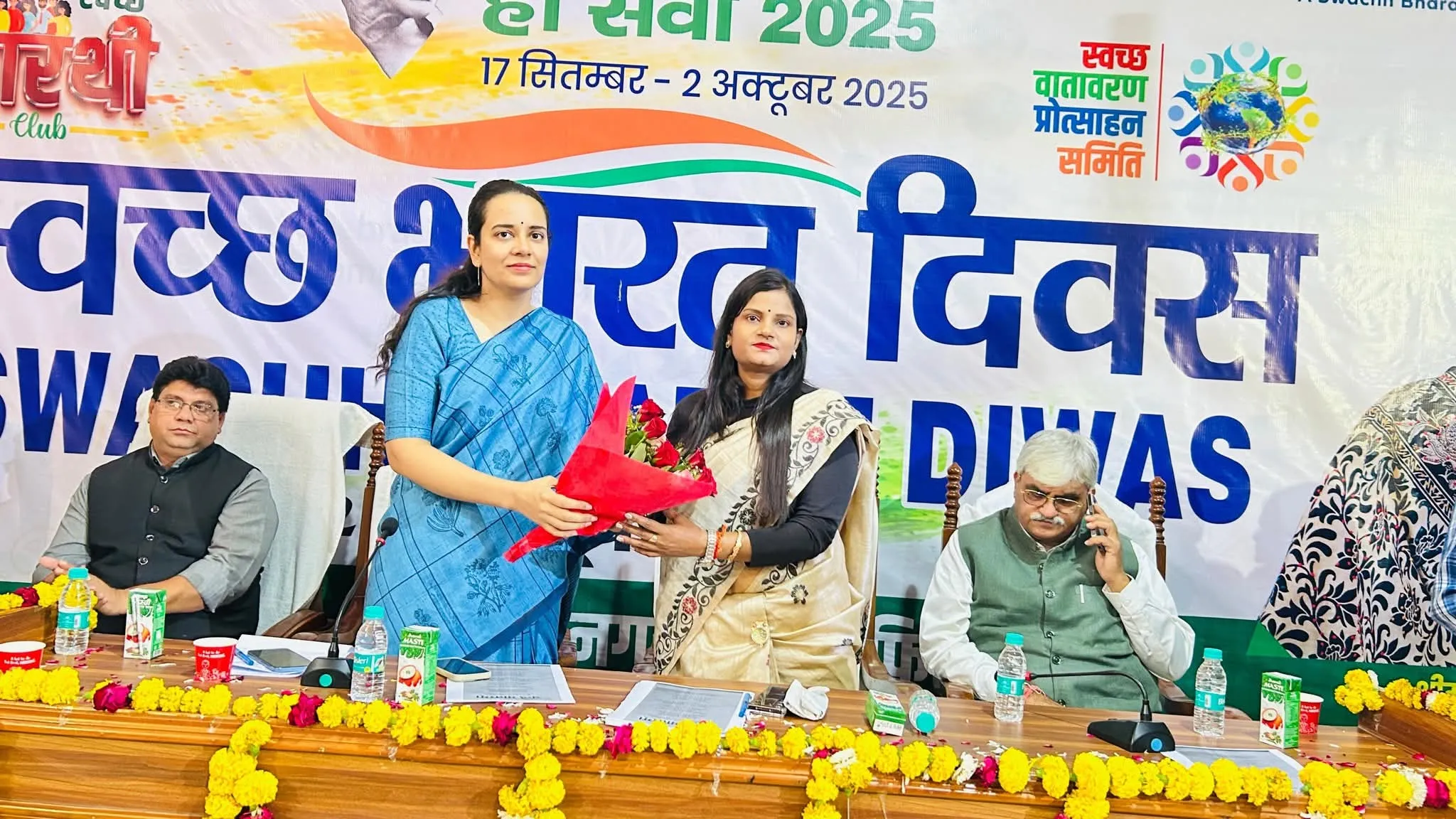 जनप्रतिनिधियों, अधिकारियों ने वंदे मातरम् का किया सामूहिक गायन