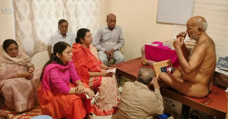 फिरोजाबाद: मनुष्य में जनता के प्रति सेवा भाव होना चाहिए-जैन मुनि