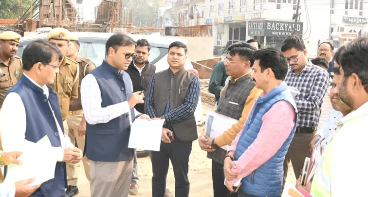 फिरोजाबाद: निर्माणधीन ऊपरगामी सेतु के कार्य में लाएं तेजी-डीएम