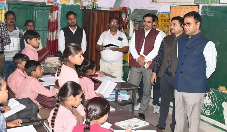 फिरोजाबाद: निर्माणधीन ऊपरगामी सेतु के कार्य में लाएं तेजी-डीएम