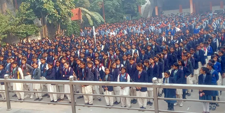 फिरोजाबाद: छात्र-छात्राओं को यातायात नियमों का पालन करने की दिलाई शपथ