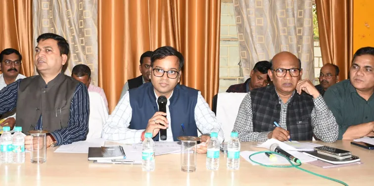 फिरोजाबाद: कार्य में लापरवाही बरतने वाले सुपरवाइजर, बीएलओं का काटा एक दिन का वेतन