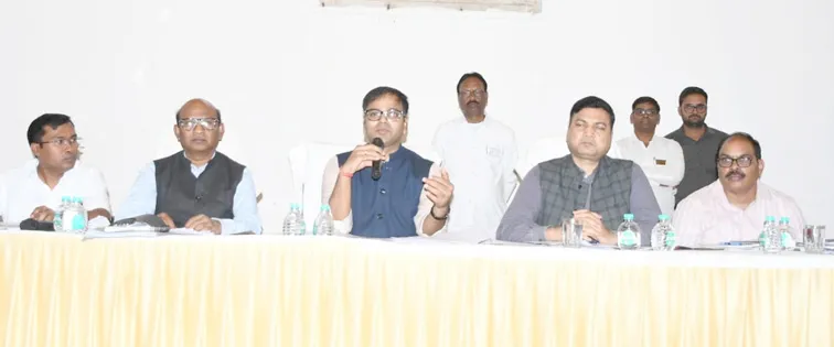 फिरोजाबाद: डीएम ने मैपिंग का कार्य शून्य प्रतिशत होने पर 50 बीएलओ का रोका वेतन