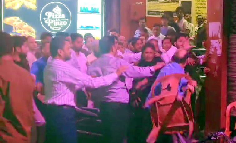 शादी समारोह में चले लात-घूंसे और फैंकी कुर्सियां