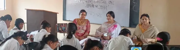 फिरोजाबाद: सोशल मीडिया का युवाओं पर प्रभाव विषय पर हुई प्रतियोगिता