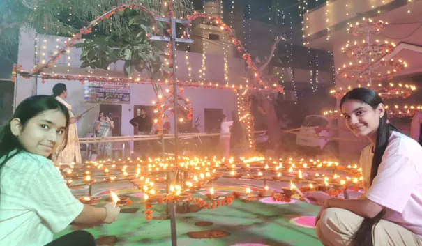 फिरोजाबाद: सनातन धर्म मंदिर आर्य नगर में हजारों दीपकों से सजी दीपमालिका