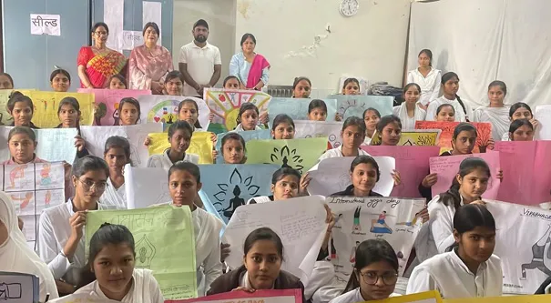 फिरोजाबाद: योग की विभिन्न मुद्राओं को छात्राओं ने कार्ड शीट पर किया रेखांकित