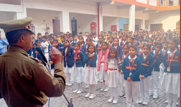 फिरोजाबाद: यातायात माह में छात्र-छात्राओ को किया जागरूक