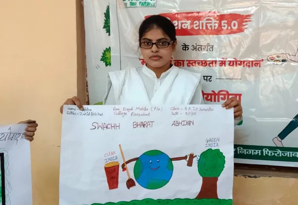 फिरोजाबाद: स्वच्छता में महिलाओं का योगदान विषय पर हुई पोस्टर प्रतियोगिता