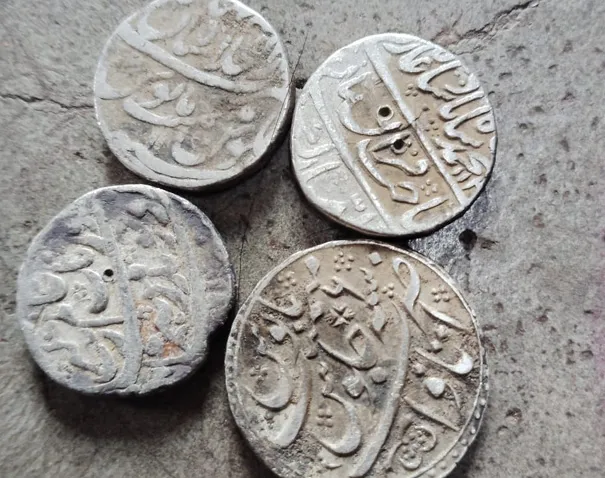 फिरोजाबाद: खेत से निकला चांदी के सिक्कों से भरा मटका, सिक्कों को पाने के लिए हुई छीना झपटी