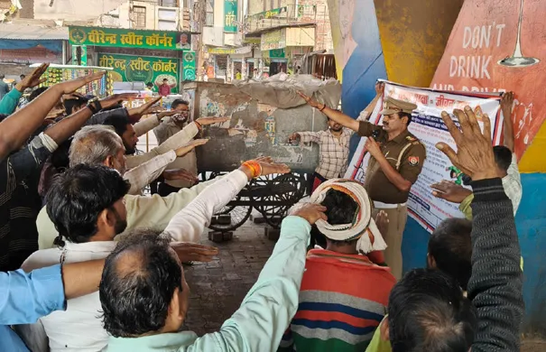 फिरोजाबाद: नंबर प्लेटो पर छेड़ाछाड़ करने वाले दस ट्रको का चालान