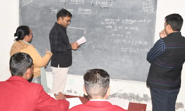 फिरोजाबाद: शिक्षक बन डीएम ने बच्चों को पढ़ाया पाठ, पूछे सवाल