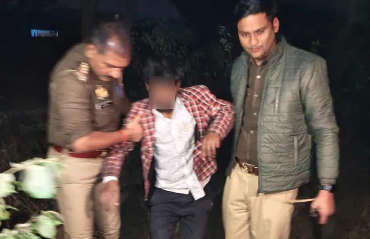 फिरोजाबाद: 15 हजार का इनामी बदमाश मुठभेंड़ में गिरफ्तार, पुलिस की गोली से घायल