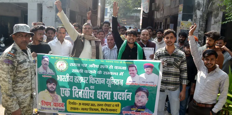 फिरोजाबाद: दबंगों ने किया शमशान जाने वाले रास्ते पर कब्जा