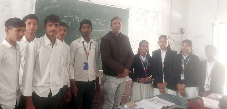 फिरोजाबाद: संविधान क्विज में विद्यार्थियों ने किया प्रतिभाग
