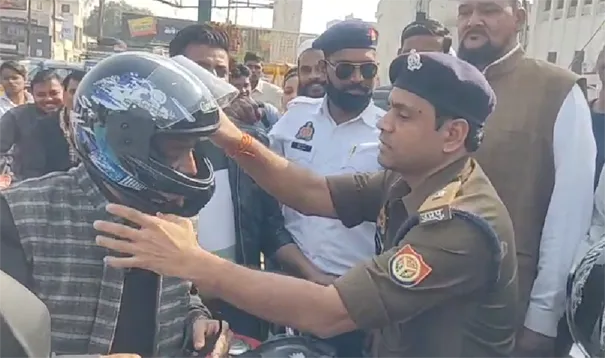 फिरोजाबाद: सड़क सुरक्षा जागरूकता अभियान में वाहन चालकों को बांटे हेलमेट