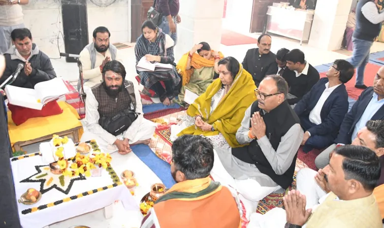 फिरोजाबाद: बाबा नीम करोरी महाराज की जन्मस्थली पर उप मुख्यमंत्री ने कॉफी टेबल बुक पुस्तक का किया विमोचन