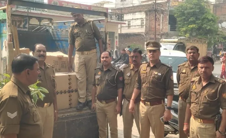 फिरोजाबाद: बिना लाइसेंस के भंडारण करने वाला गिरफ्तार, 12 कार्टून पटाखे बरामद