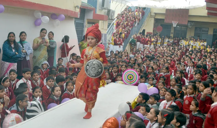 फिरोजाबाद: फैंसी ड्रेस प्रतियोगिता में बच्चों ने मचाया धमाल
