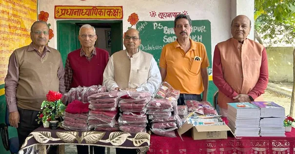 फिरोजाबाद: लायंस क्लब फ्रेंड्स ने विद्यार्थियों बांटे स्वेटर व स्टेशनरी