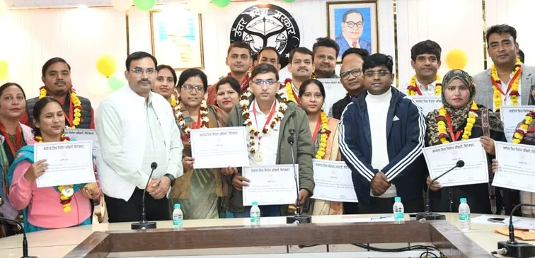फिरोजाबाद: एसआईआर कार्य में बेहतर कार्य करने वाले बीएलओं हुए सम्मानित
